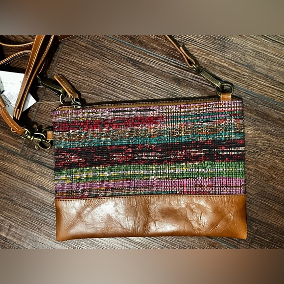 NWT serrv Crossbody, wristlet, shoulder bag. Three-in-one. - Picture 10 of 14